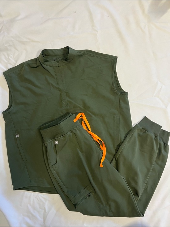 Figs Tops - Figs scrub set in olive